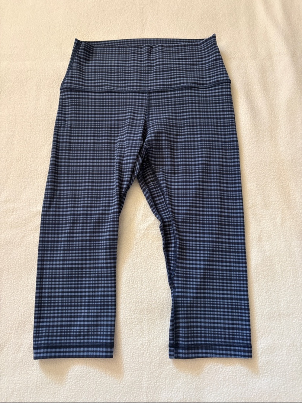 Lululemon Align 17” Legging. Only worn 2 times. Excellent condition.